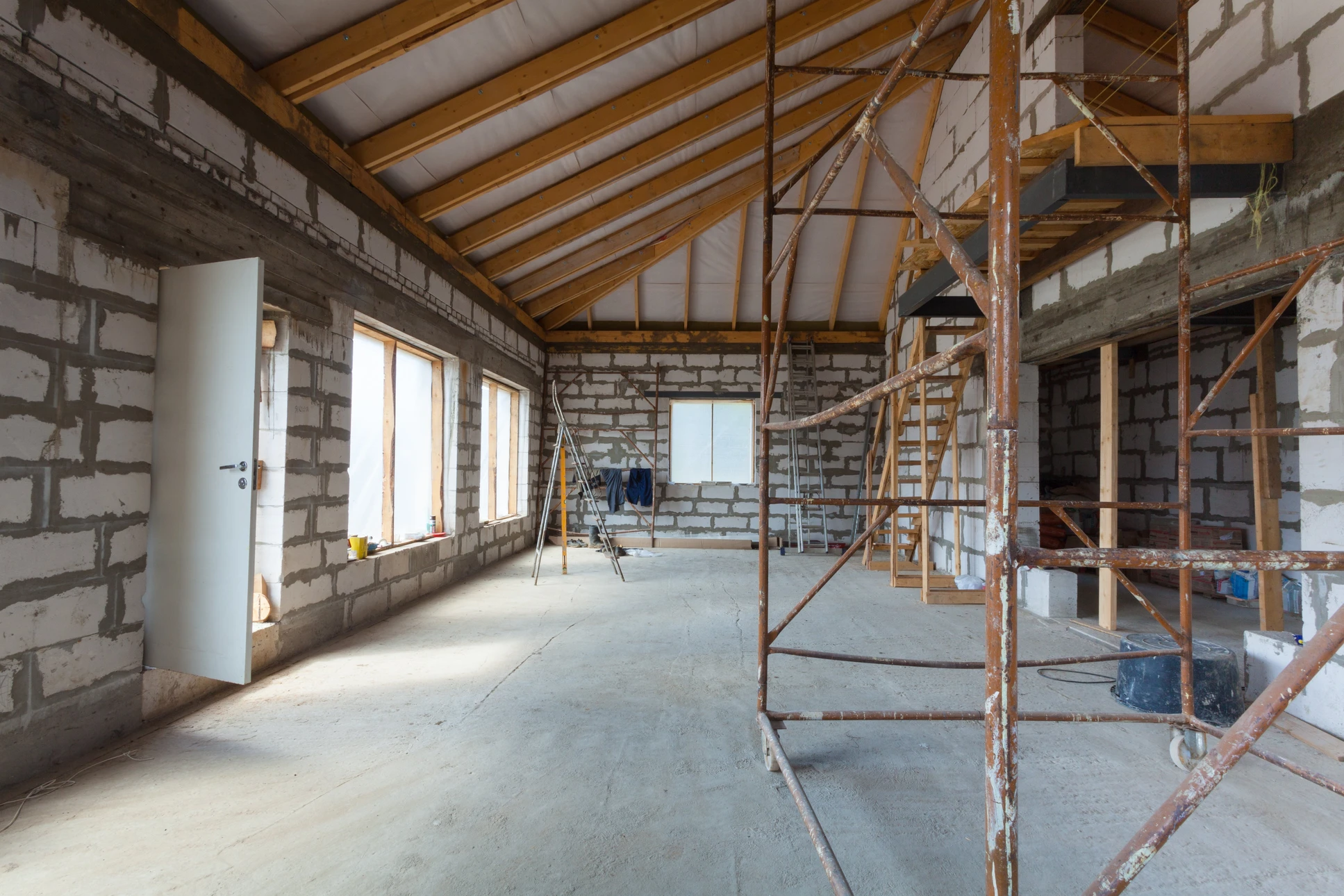 Intérieur de maison en construction avec ouvrier au travail