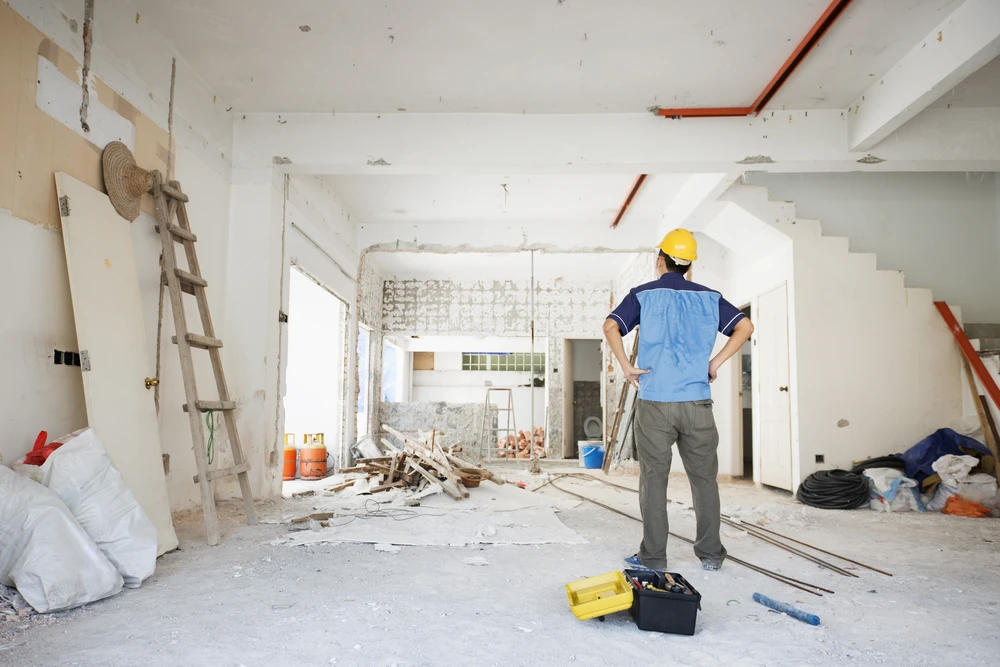 Chantier de construction intérieur en cours d'aménagement avec ouvriers absents