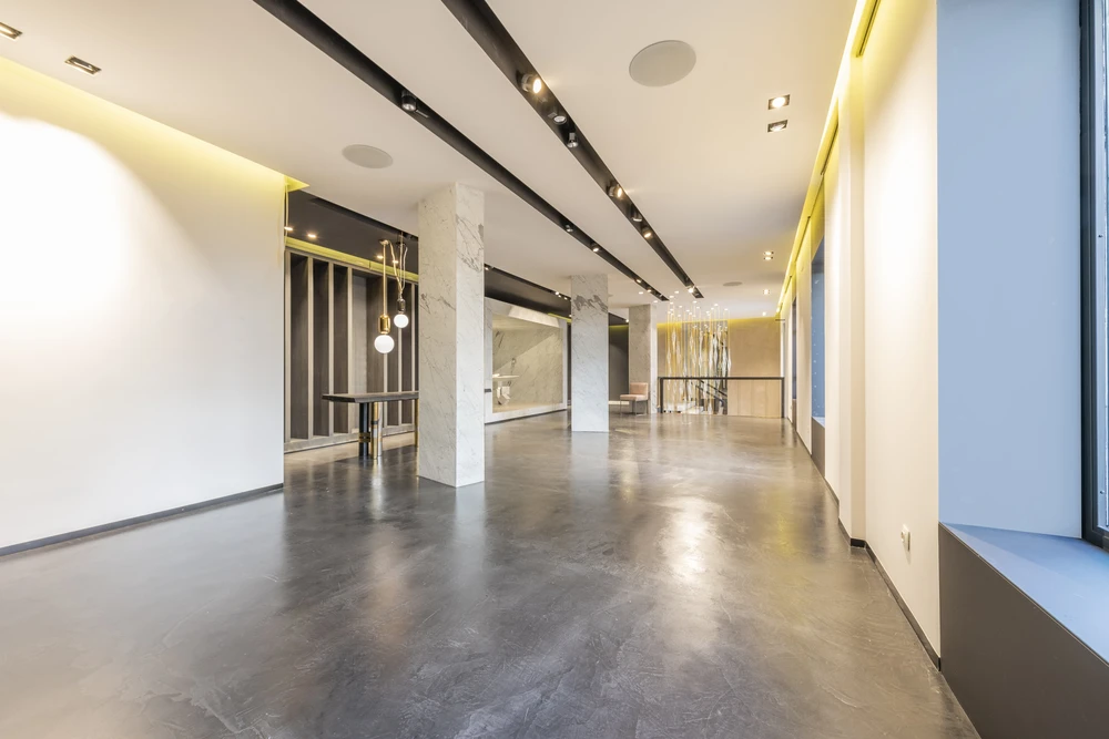 Les ouvriers du bâtiment isolent la façade
